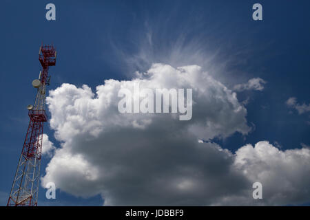 Fernmeldeturm, Telefonantenne mit weißen Wolke und blauen Himmelshintergrund Stockfoto