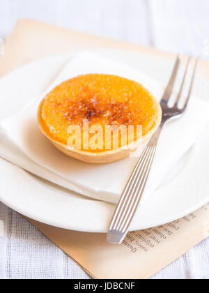 Portugiesische Küche: Pastel de muito, traditionelle orange Herb Gebäck. Stockfoto