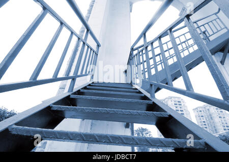 Es ist eine moderne graue Treppe außerhalb von Gebäuden. Stockfoto