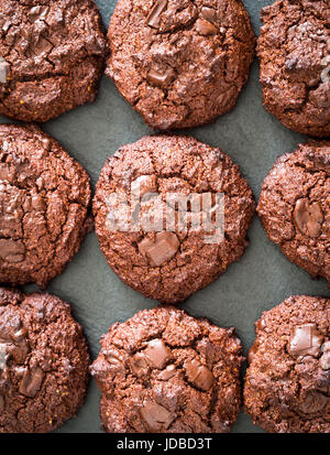 Korn frei (glutenfrei) double chocolate Cookies, Blick von oben. Stockfoto