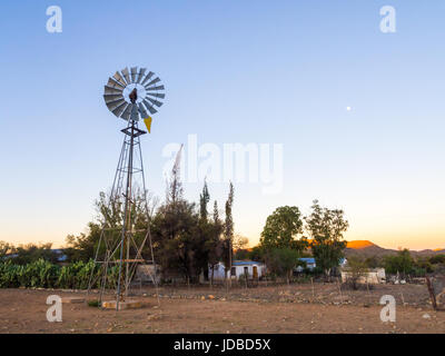 Windmühle weiter zu einer Farm auf dem Weg zum Solitär, Khomas Hochland, Namibia. Stockfoto