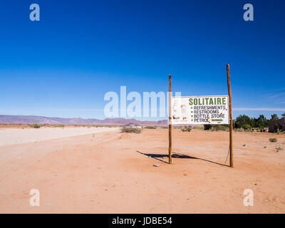 Solitär, NAMIBIA - 18. Juni 2016: Banner begrüßt man Solitaire auf der Namib-Wüste, Namibia. Stockfoto