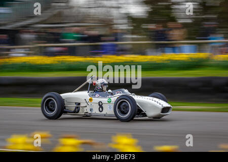 1960 Lotus-Climax 18 mit Fahrer John Elliot während der Brabham-Trophy Rennen in Goodwood GRRC 75. Mitgliederversammlung, Sussex, UK. Stockfoto