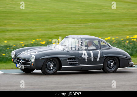 1955 Mercedes-Benz 300SL Gullwing getrieben von David Coulthard bei Goodwood GRRC 75MM Mitgliederversammlung, Sussex, UK. Stockfoto