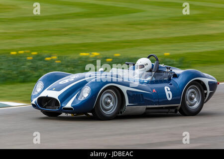 1959-Lister-Jaguar knubbeligen mit Fahrer James Gibbon während das Scott Brown Trophy Rennen in Goodwood GRRC 75. Mitgliederversammlung, Sussex, UK. Stockfoto