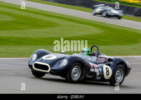 1959-Lister-Jaguar knubbeligen mit Fahrer Martin Stretton während das Scott Brown Trophy Rennen in Goodwood GRRC 75. Mitgliederversammlung, Sussex, UK. Stockfoto