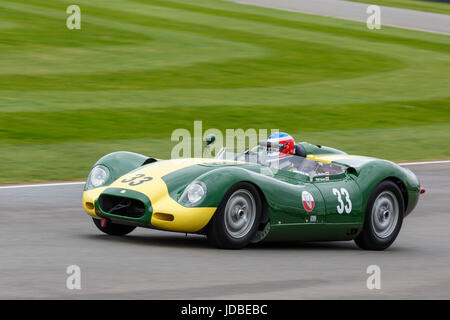 1959-Lister-Jaguar knubbeligen mit Jon Minshaw Fahrer während des Rennens Scott Brown Trophy in Goodwood GRRC 75. Mitgliederversammlung, Sussex, UK. Stockfoto