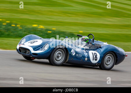 1958-Lister-Jaguar knubbeligen mit Sam Thomas Fahrer während des Rennens Scott Brown Trophy in Goodwood GRRC 75. Mitgliederversammlung, Sussex, UK. Stockfoto