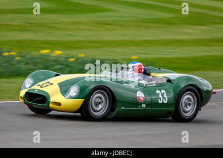 1959-Lister-Jaguar knubbeligen mit Jon Minshaw Fahrer während des Rennens Scott Brown Trophy in Goodwood GRRC 75. Mitgliederversammlung, Sussex, UK. Stockfoto