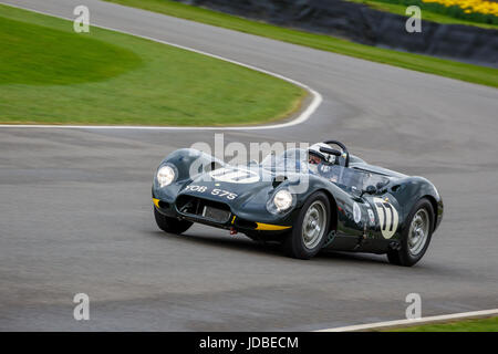 1959-Lister-Jaguar knubbeligen mit Derek Hood Fahrer während des Rennens Scott Brown Trophy in Goodwood GRRC 75. Mitgliederversammlung, Sussex, UK. Stockfoto