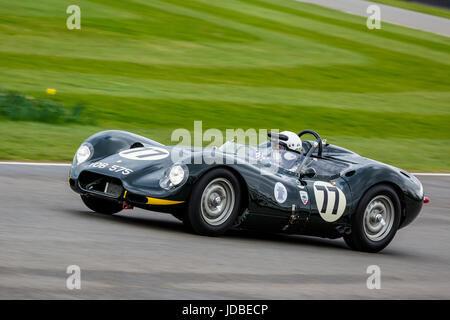 1959-Lister-Jaguar knubbeligen mit Derek Hood Fahrer während des Rennens Scott Brown Trophy in Goodwood GRRC 75. Mitgliederversammlung, Sussex, UK. Stockfoto