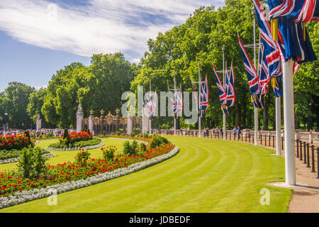 Gärten gegenüber Buckingham Palace, London, England. Auf der linken Seite ist das Eingangstor zum Green Park zu sehen. Stockfoto