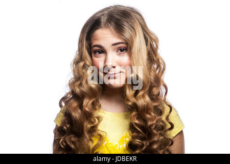 Porträt von fröhliches Mädchen mit welligen Frisur und gelben t-Shirt. Studio gedreht isolierten auf weißen Hintergrund. Stockfoto