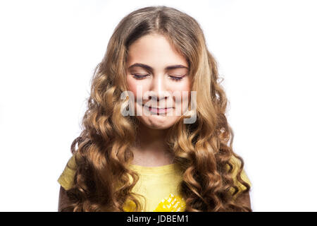 Porträt von glücklich geschlossenen Augen Mädchen mit welligen Frisur und gelben t-Shirt. Studio gedreht isolierten auf weißen Hintergrund. Stockfoto