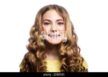 Porträt von glücklichen toothy Smiley Mädchen mit welligen Frisur und gelben t-Shirt. Studio gedreht isolierten auf weißen Hintergrund. Stockfoto