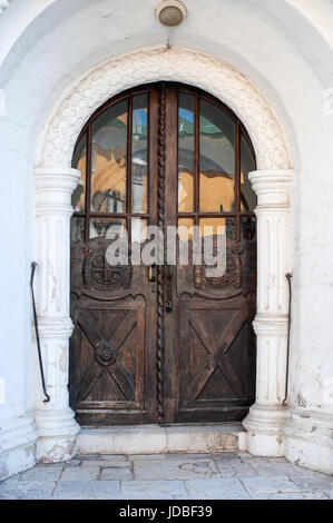 Alte Holztür mit carving Ornament auf der Uspenski Kathedrale 1699, Rjasaner Kreml, Ryazan, Russland Stockfoto