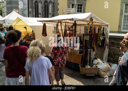 KORNELIMUENSTER, Deutschland, 18. Juni 2017 - Menschen durchsuchen die historische Messe der Kornelimuenster an einem sonnigen warmen Tag. Die Messe findet jährlich statt. Stockfoto