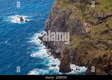 Küste von der Stadt Mosteiros auf der Insel Sao Miguel. Sao Miguel ist Teil des Azoren-Archipels im Atlantischen Ozean. Stockfoto