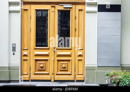 Outdoor-Bürotüren mit leere Schilder, Firmennamen und Logos platzieren Stockfoto