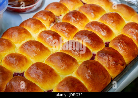 Nahaufnahme der hausgemachten Scones auf dem Tisch Stockfoto