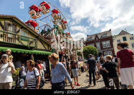 KORNELIMUENSTER, Deutschland, 18. Juni 2017 - Menschen durchsuchen die historische Messe der Kornelimuenster an einem sonnigen warmen Tag. Die Messe findet jährlich statt. Stockfoto