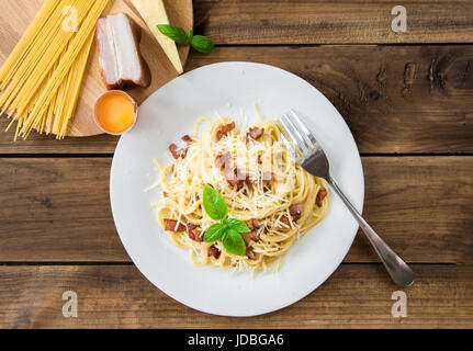 Pasta Carbonara. Spaghetti mit Speck und Parmesan-Käse und Zutaten Stockfoto