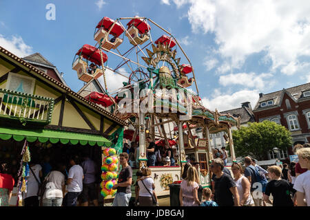 KORNELIMUENSTER, Deutschland, 18. Juni 2017 - Menschen durchsuchen die historische Messe der Kornelimuenster an einem sonnigen warmen Tag. Die Messe findet jährlich statt. Stockfoto