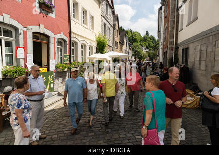 KORNELIMUENSTER, Deutschland, 18. Juni 2017 - Menschen durchsuchen die historische Messe der Kornelimuenster an einem sonnigen warmen Tag. Die Messe findet jährlich statt. Stockfoto