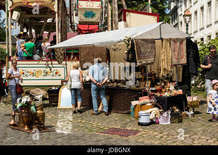 KORNELIMUENSTER, Deutschland, 18. Juni 2017 - Menschen durchsuchen die historische Messe der Kornelimuenster an einem sonnigen warmen Tag. Die Messe findet jährlich statt. Stockfoto