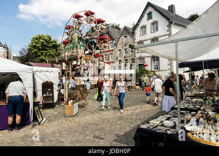 KORNELIMUENSTER, Deutschland, 18. Juni 2017 - Menschen durchsuchen die historische Messe der Kornelimuenster an einem sonnigen warmen Tag. Die Messe findet jährlich statt. Stockfoto