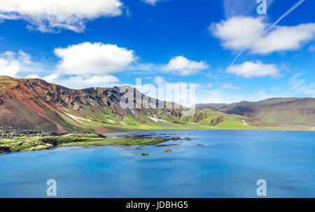 Die erstaunliche Beschreibung Kratersee in Island. Stockfoto