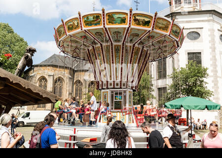 KORNELIMUENSTER, Deutschland, 18. Juni 2017 - Menschen durchsuchen die historische Messe der Kornelimuenster an einem sonnigen warmen Tag. Die Messe findet jährlich statt. Stockfoto