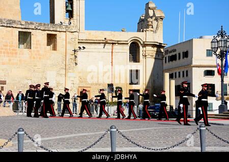 Politiker, die Ankunft in einer Limousine in der Auberge de Castille für eine EU-Konferenz mit Soldaten auf der Parade in Castille Square, Valletta, M Stockfoto