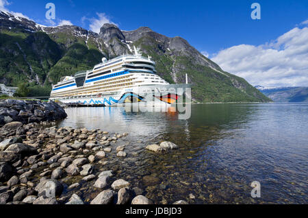 AIDAsol am Eidfjord Kreuzfahrt-Terminal. AIDAsol ist eine Sphinx Klasse Kreuzfahrt Schiff, gebaut auf der Meyer Werft für AIDA Cruises, einer der zehn Marken von Carnival Corp Stockfoto
