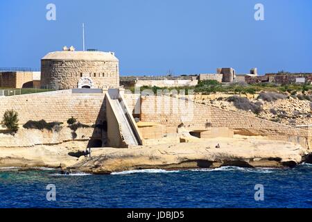 Blick auf Fort Tigne von Valletta, Sliema, Malta, Europa gesehen. Stockfoto