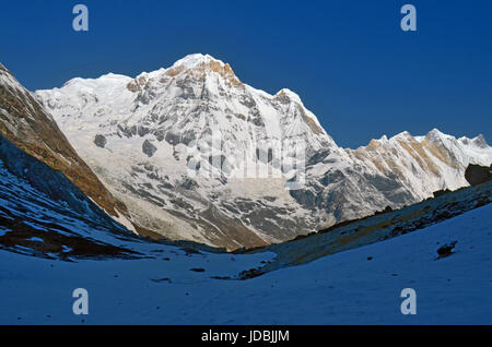 Verschneite Berglandschaft im Himalaya. Annapurna South Peak, Annapurna Base Camp Track. Stockfoto