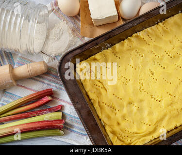 Rohteig für Pie in Backform mit Zutaten auf den Tisch, Kuchen Entscheidungsprozess Stockfoto