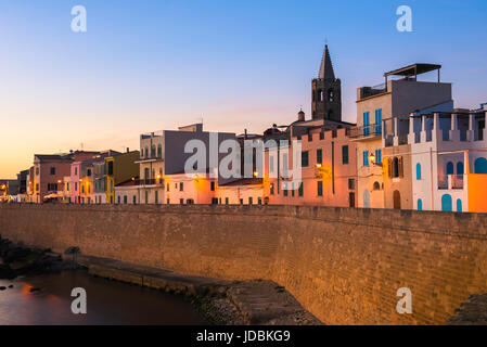 Alghero Sardinien Altstadt, einen Blick auf den historischen Deich in Alghero an einem Sommerabend Nordsardiniens. Stockfoto