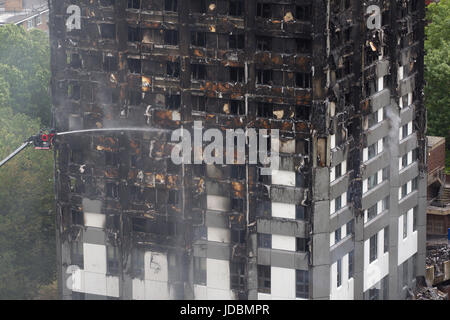 Grenfell Turm, das 27-geschossige Hochhaus die verschlungen wurde in ein riesiges Feuer in West London, England, UK Stockfoto