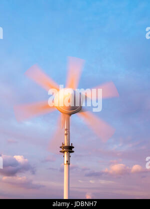 Marine Windturbine auf Segelboot mit dem Drehen der Klingen durch Windkraft an Bord Batterien aufladen Stockfoto