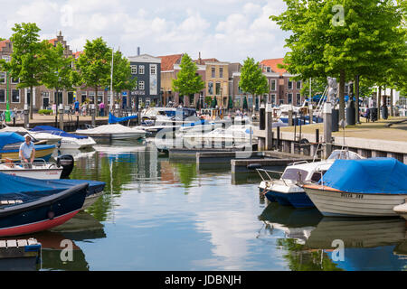 Menschen und Boote im Hafen der alten Stadt von Oud-Beijerland, Hoeksche Waard, Südholland, Niederlande Stockfoto