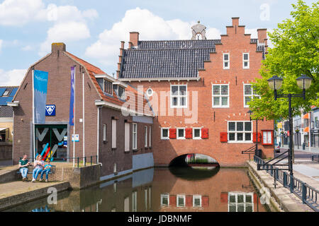 Menschen Sie entspannend und ehemaligen Rathaus in alte Stadt von Oud-Beijerland, Hoeksche Waard, Südholland, Niederlande Stockfoto