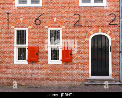 Detail der Wand mit Tür und Fenster des ehemaligen Rathauses in alte Stadt von Oud-Beijerland, Hoeksche Waard, Südholland, Niederlande Stockfoto