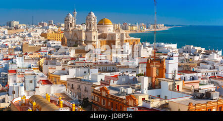 Dächer und die Kathedrale von Cádiz, Andalusien, Spanien Stockfoto