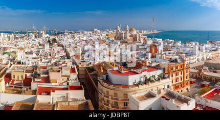 Dächer und die Kathedrale von Cádiz, Andalusien, Spanien Stockfoto