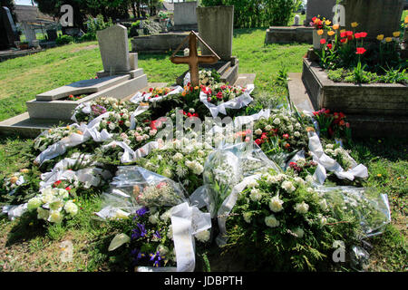 Blumen auf einem frischen Grab auf einem Friedhof. Fotografiert in Budapest, Ungarn Stockfoto