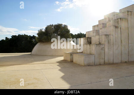 Israel, Tel Aviv, Wolfson Park, weiße Stadt Statue (1977-1988) eine Skulptur von Dani Karavan (geb. 1930). Diese Skulptur ist auch bekannt als weißes Quadrat Stockfoto