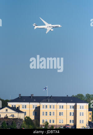 Helsinki, Finnland - 9. Juni 2017: Finnair Airbus A350 XWB-Verkehrsflugzeug in extrem niedriger Höhe überfliegen Suomenlinna Festung Insel an der Kaivopuisto Stockfoto