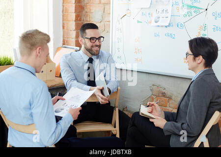 Zuversichtlich Ökonomen mit Start-up-meeting Stockfoto