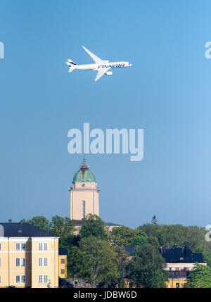 Helsinki, Finnland - 9. Juni 2017: Finnair Airbus A350 XWB-Verkehrsflugzeug in extrem niedriger Höhe überfliegen Suomenlinna Festung Insel an der Kaivopuisto Stockfoto